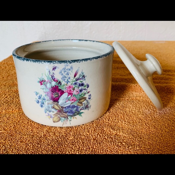 Home and Garden Party floral container with lid. - Picture 2 of 3